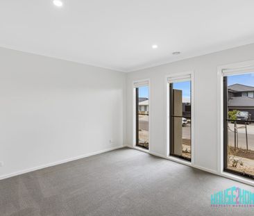 Modern Family Living with Space, Style & Seamless Indoor-Outdoor Ap... - Photo 3