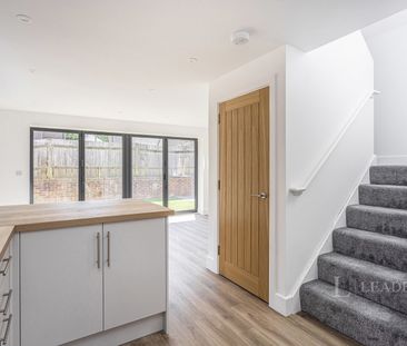 3 bedroom house to rent Queens Road, Haywards Heath, West Sussex, RH16 - Photo 2