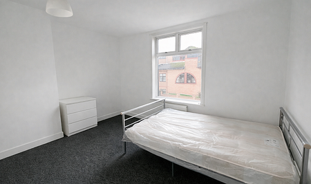 4-Bedroom, 4-Bathroom Home in Sheffield's City Road Area - Photo 4