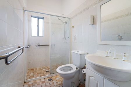 Three Bedroom Family Home - Photo 4