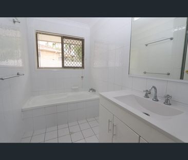 16 Lowanna Drive, Ashmore, Qld 4214 - Photo 1