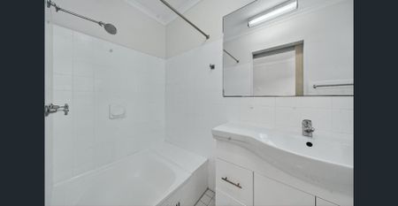 North facing top level apartment in charming leafy location - Photo 3