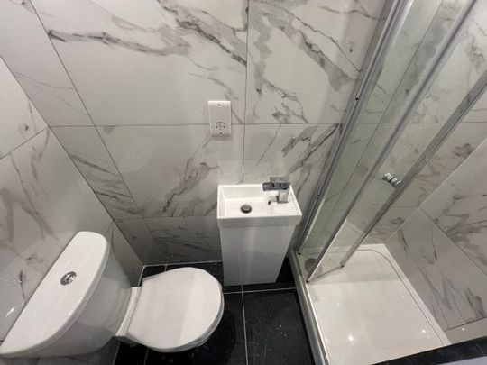 Horley 1 bedroom house share to rent - Photo 1