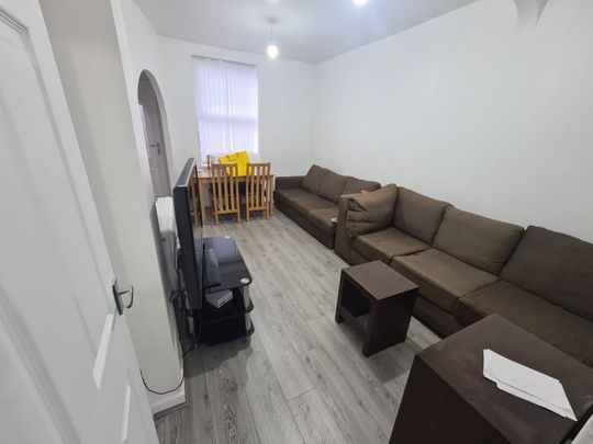 2 Bed End Terrace, Auckland Close, NG7 - Photo 1