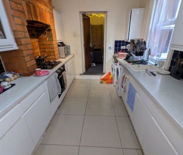 4 Bed Terraced House, Grange Avenue, RG6 - Photo 6