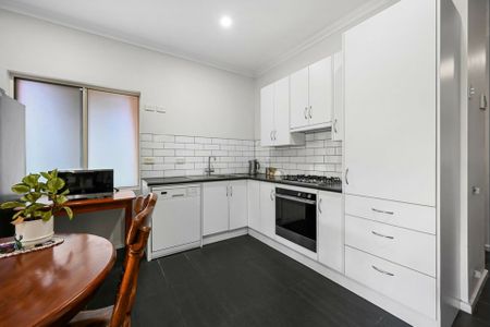 Charming 3- bedroom home - Photo 3