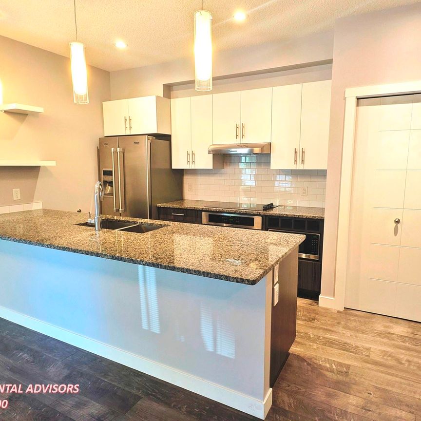 MODERN 2 BED, 2 BATH MAIN LEVEL CONDO W/ UNDERGROUND PARKING AND A/C IN THE COMMUNITY OF GROVENOR - Photo 1