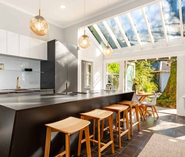 Stunning 5-Bedroom Family Home in Prime Location - Photo 4