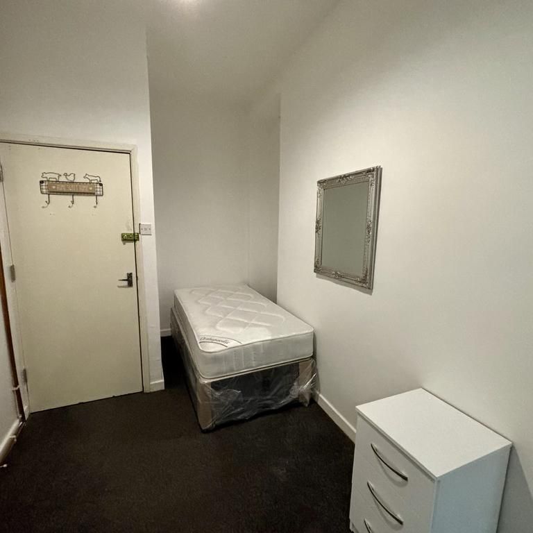 1 bedroom in a house share to rent - Photo 1