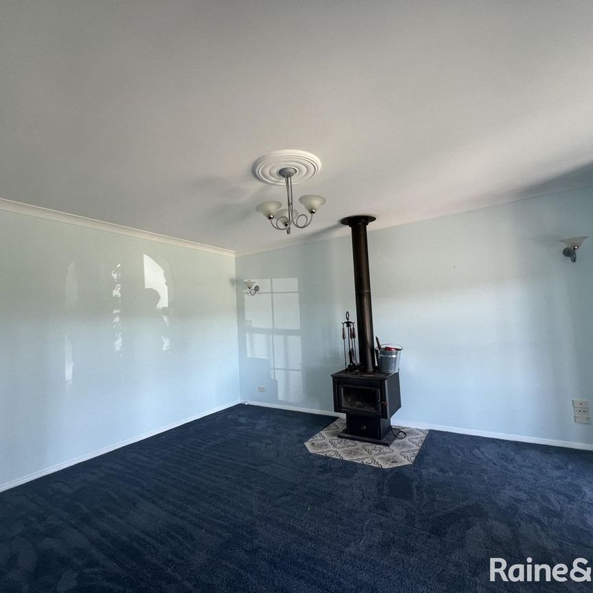 Elevated family home with panoramic views - Photo 1