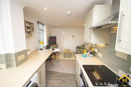 2 bed Flat in Commercial Square , Camborne, TR14 8DZ - Photo 3