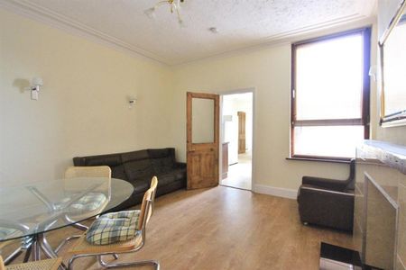 4 bedroom House To Let - Photo 2