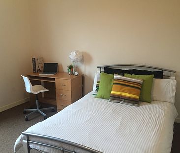 4 Bedroom Terraced To Rent in Nottingham - Photo 2