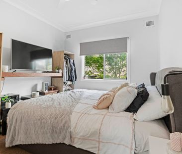 Spacious 3-Bedroom Home with Double Garage & Generous Yard - Photo 4