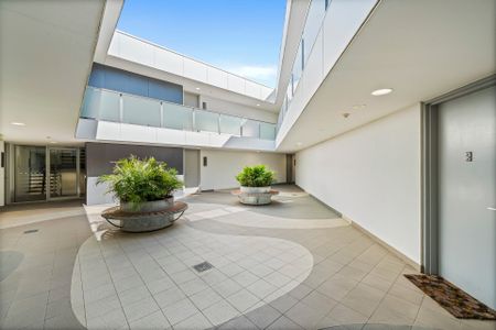 Stylish Apartment Living in a Prime Lifestyle Location - Photo 5