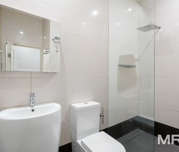 Elegant modern living meets prime Caulfield convenience - Photo 5