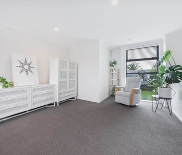 Sun-Filled Modern 3 Bedroom Home in Hobsonville! - Photo 2