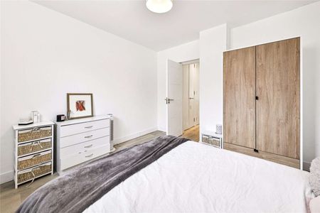 Bright one bedroom modern apartment in Fulham - Photo 3