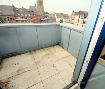 Schicke, helle Wohnung mit Südbalkon, Aufzug und Einbauküche - Photo 3