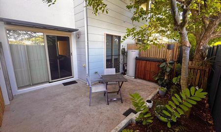 Modern, Fully Furnished Townhouse with Courtyard and Pool Access, Central Location - Photo 3