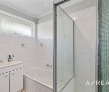 38 Primrose Hill Close, Endeavour Hills, Vic 3802 - Photo 2