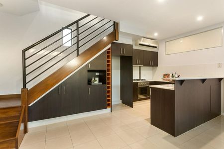 Spacious Light-Filled Townhouse in the Heart of Balaclava - Photo 3