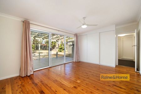 4 BEDROOM FAMILY HOME - Photo 4