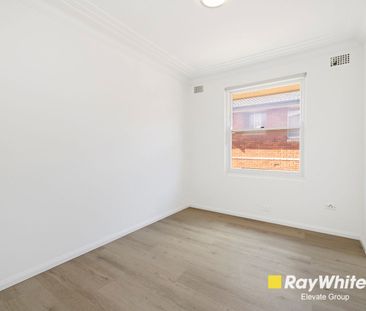 Freshly Renovated Top Floor Apartment - Stylish & Convenient Living - Photo 1
