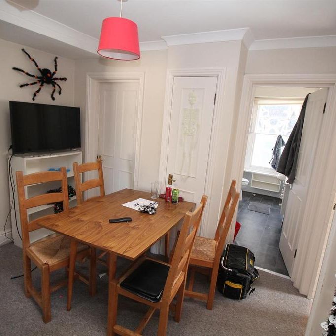 4 bedroom flat to rent - Photo 1