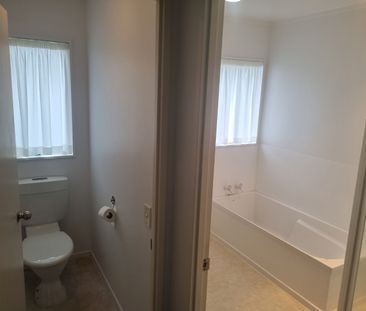 Grab this one - 3 Bedroom/1 Bathroom/Open Plan Living - Photo 4