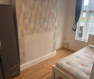 4 Bed Terraced House, Red Lane, CV6 - Photo 2