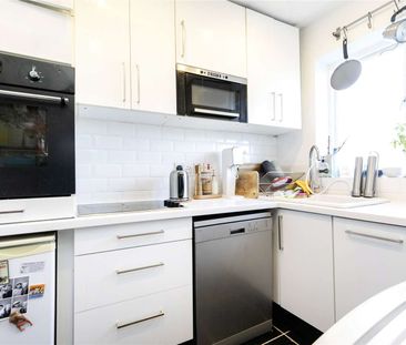 A bright two bedroom apartment set on the first floor of this perio... - Photo 1