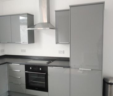 2 bedroom terraced house to rent - Photo 2