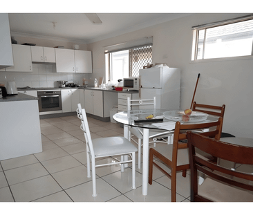 Spacious Private Room with Ensuite Available! - Photo 4