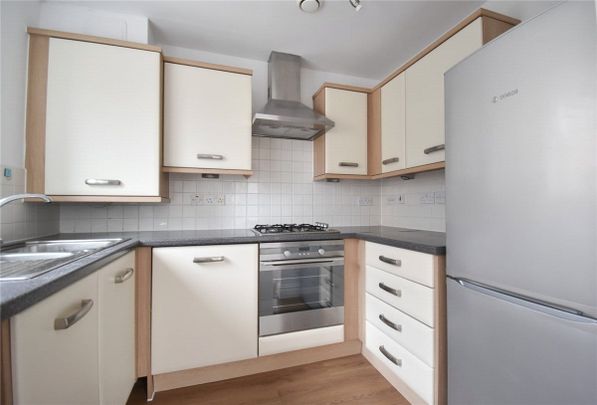 Well presented 1 bedroom, second floor apartment located just off Milton Road offering excellent access to the City and Science Parks. GCH. Phone entry system. Allocated parking. Unfurnished. - Photo 1
