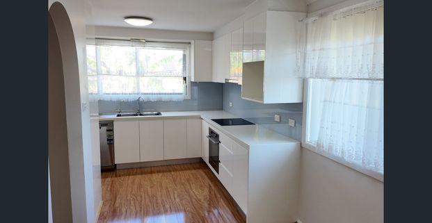 Free-Standing Spacious Three-Bedroom villa - Photo 1