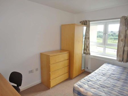 4 bedroom end of terrace house to rent - Photo 3