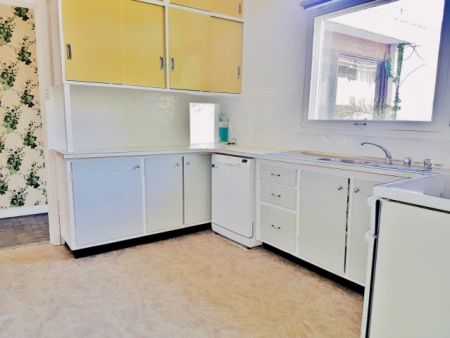 4 Bed, 2 Bath - Photo 5