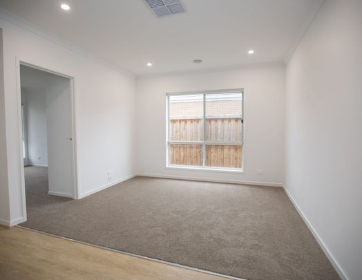 STUNNING STONEHILL - Photo 1