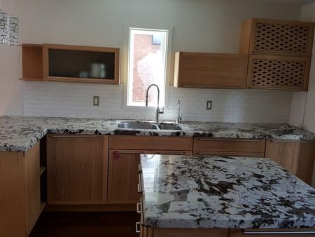 Three bedroom detached home for rent East York - Photo 5