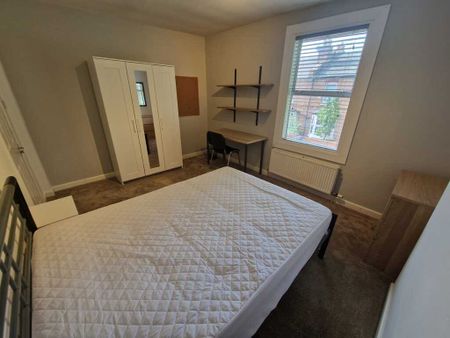 5 Bed Student Accommodation - Photo 2