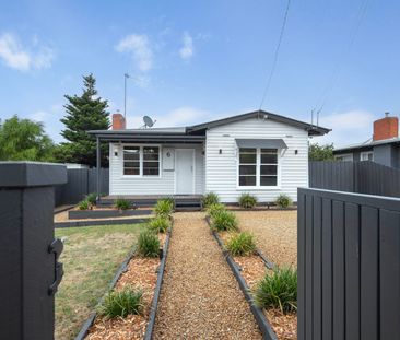 FULLY RENOVATED FAMILY HOME CLOSE TO EVERYTHING - Photo 3