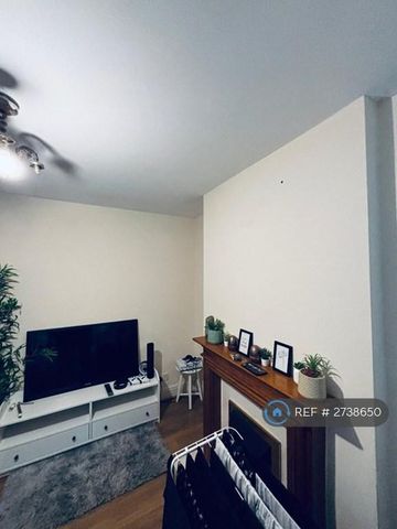 4 bedroom semi-detached house to rent - Photo 3