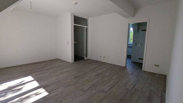 Helle und gut geschnittene 1 Zimmer Wohnung im Dachgeschoss - Foto 1