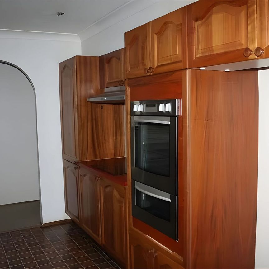 Spacious Family 4 Bedroom Home with Pool & Prime Location - Photo 1