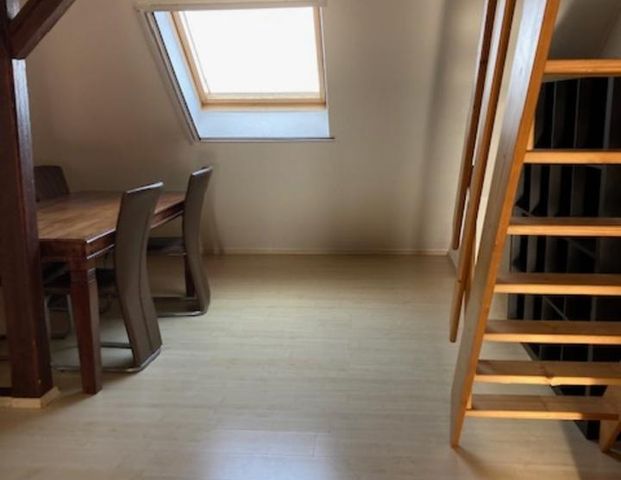 Gemütliche Dachgeschosswohnung mit Skylineblick zur Vermieten - Photo 1