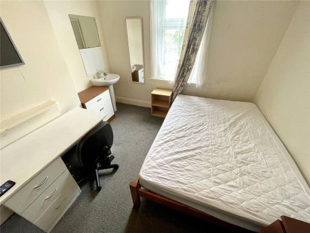 6 bedroom detached house to rent - Photo 4