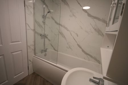 Hamilton Road , 1 Bed Main Door Furnished Flat, Broomhouse – Available 27/11/2025 - Photo 2