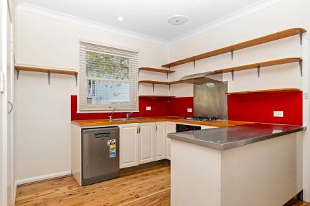 Spacious Three Bedroom House - Photo 2