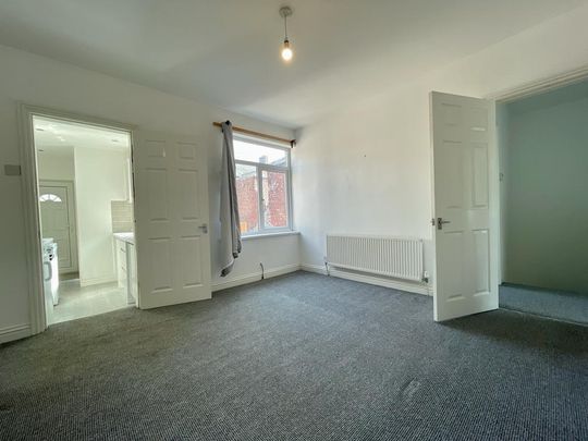 3 bedroom flat to rent - Photo 1